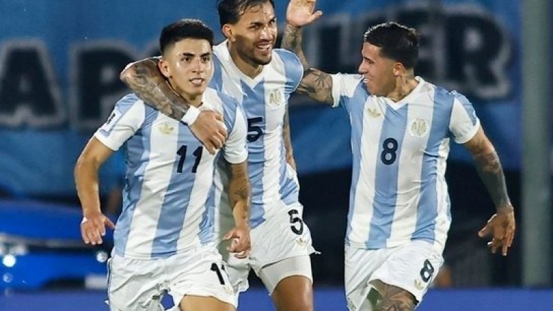 Argentina venció a Uruguay tras un duro clásico y se acerca más a la clasificación